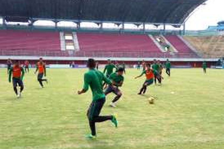 Para pemain Timnas Indonesia saat menjalani latihan taktikal di stadion Maguwoharjo Sleman