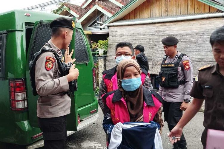 Tiga pegawi BPN kota Pagar Alam yang ditetapkan sebagai tersangka atas kasus penerbitan ratusan Sertifikat Hak Milik (SHM) di kawasan hutan lindung gunung Dempo ditahan oleh pihak Kejaksaan, Rabu (6/7/2024).