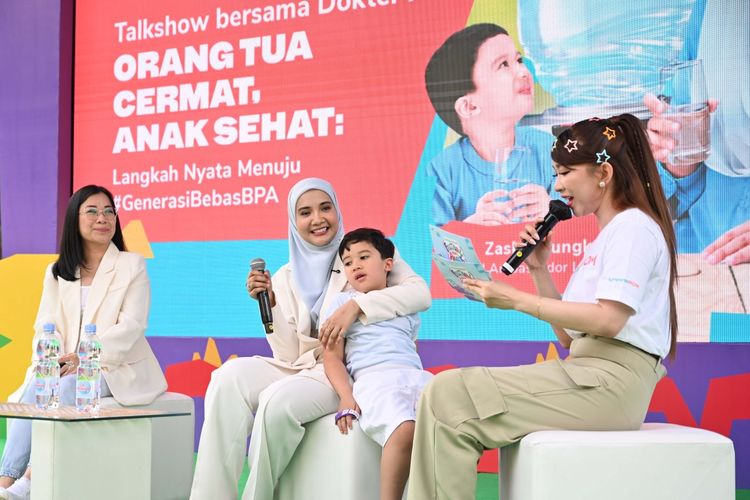 Ini Cara Pilih Air Minum dan Kemasan yang Aman untuk Buah Hati Menurut Dokter Anak dan Zaskia Sungkar