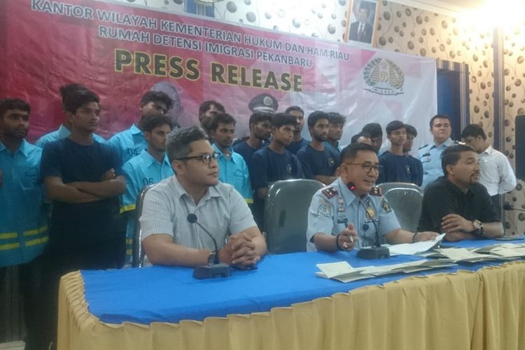 Kepala Rudenim Pekanbaru Junior Sigalingging menggelar konferensi pers terkait diamankan 20 WNA Bangladesh yang akan dideportasi, Selasa (28/5/2019). 