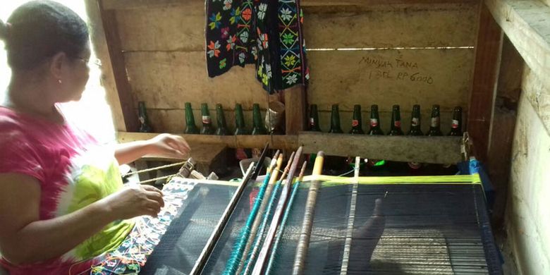 Seorang ibu di Kampung Golowelu, Desa Golonimbung, Kecamatan Lambaleda, Kabupaten Manggarai Timur, Flores, NTT sedang tenun kain tenun motif Lambaleda pada pertengahan Maret 2018. 