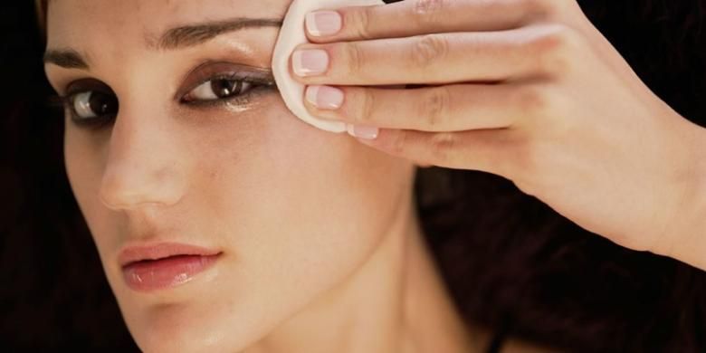 Metode triple cleansing untuk membersihkan wajah secara menyeluruh. Bagaimana tahapannya? Simak selengkapnya.