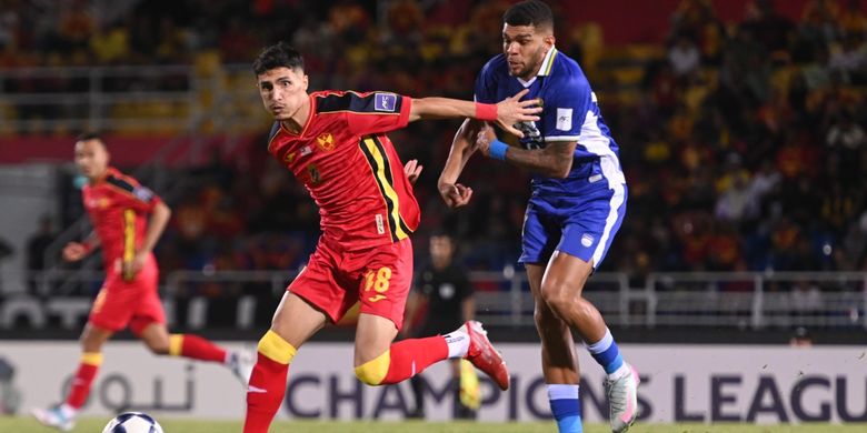 Aksi pemain Selangor FC Omid Musawi menguasai bola diganggu oleh pemain Persib Bandung Berguinho pada laga lanjutan AFC Champions League Two (ACL 2) 2025-2026, Kamis (6/11/2025) di Stadion MBPJ, Petaling Jaya, Malaysia. 