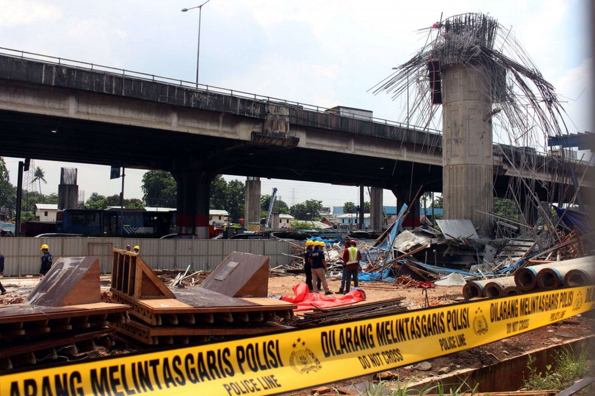 Petugas dari kepolisian mengecek kondisi pasca robohnya cetakan beton tiang pancang proyek Jalan Tol Becakayu, di Jalan DI Panjaitan, Jakarta, Selasa (20/02/2018). Peristiwa tersebut terjadi pada pukul 03.00 WIB saat pekerja sedang melakukan pengecoran. Terdapat tujuh korban yang dilarikan ke Rumah Sakit UKI dan Polri.