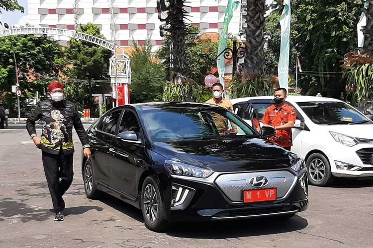 Bupati Sumenep Ahmad Fauzi bersama mobil dinas listriknya saat memasuki halaman gedung negara Grahadi Surabaya, Rabu (11/5/2022).