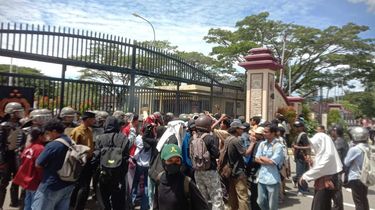 Aksi Demo di Polda Maluku, Desak Pecat Anggota Brimob Diduga Aniaya Pelajar SMP hingga Tewas