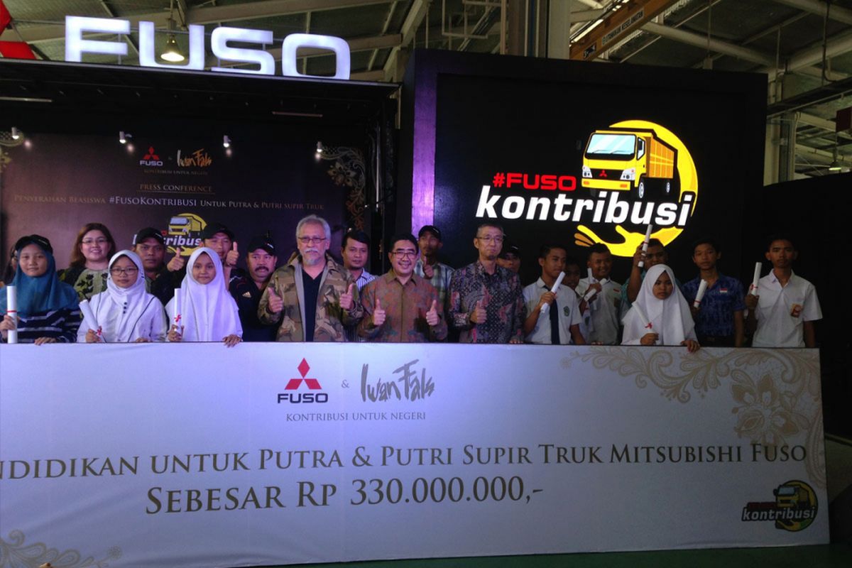 Penyerahan beasiswa Mitsubishi Fuso.