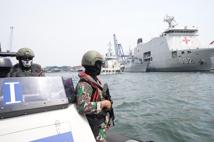 TNI Angkatan Laut (AL) mengerahkan enam Kapal Perang Republik Indonesia (KRI) mereka untuk pengamanan Konferensi Tingkat Tinggi (KTT) ke-43 ASEAN. Selain itu, juga dikerahkan dua sea rider yang diawaki pasukan elite Komando Pasukan Katak (Kopaska) dan dua helikopter serang berjenis Panther. Unsur-unsur itu disiagakan di teluk Jakarta-Banten.