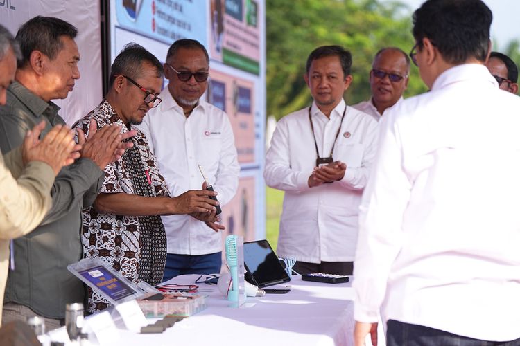 Peluncuran perdana pilot project dari artificial graphite dan anode sheet di Kawasan Industri Tanjung Enim, Senin (15/7/2024). Peluncuran ini dihadiri Direktur Portofolio dan Pengembangan Usaha MIND ID Dilo Seno Widagdo, Direktur Utama PT BA Arsal Ismail beserta jajaran Direksi PTBA serta Direktur Pemanfaatan Riset dan Inovasi pada Industri BRIN Mulyadi Sinung Harjono.
