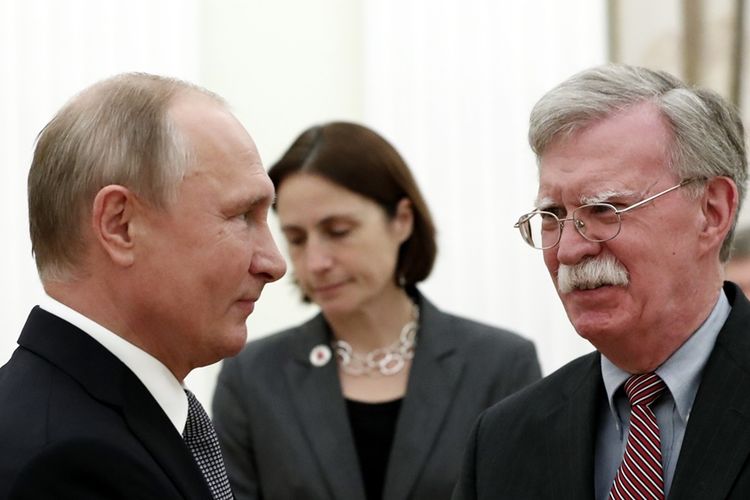 Presiden Rusia Vladimir Putin saat menemui Penasihat Keamanan Nasional AS John Bolton di Moskwa, Selasa (23/10/2018).