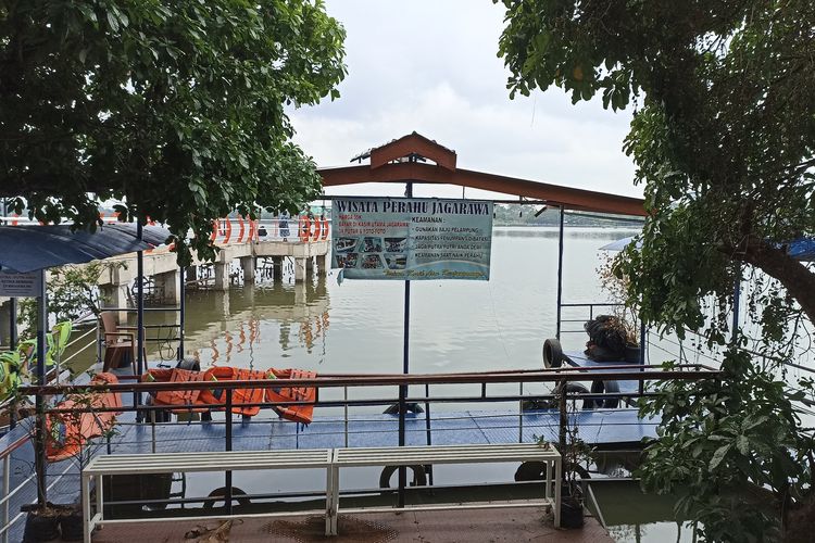 Salah satu titik untuk naik perahu di Situ Cipondoh. Lokasi tepatnya di dalam area restoran Jagarawa.