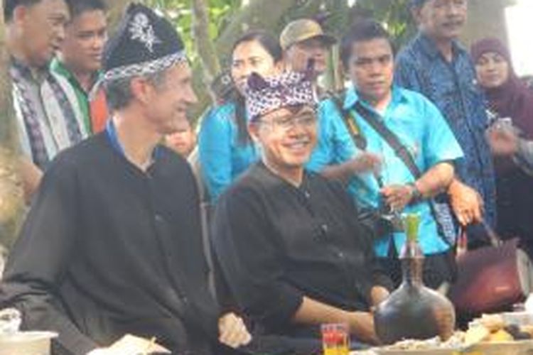 Duta Besar AS untuk Indonesia, Robert O. Blake dan Konsul Jenderal AS di Surabaya Joaquin F. Monseratte saat berkunjung di Desa Wisata Kemiren Kabupaten Banyuwangi