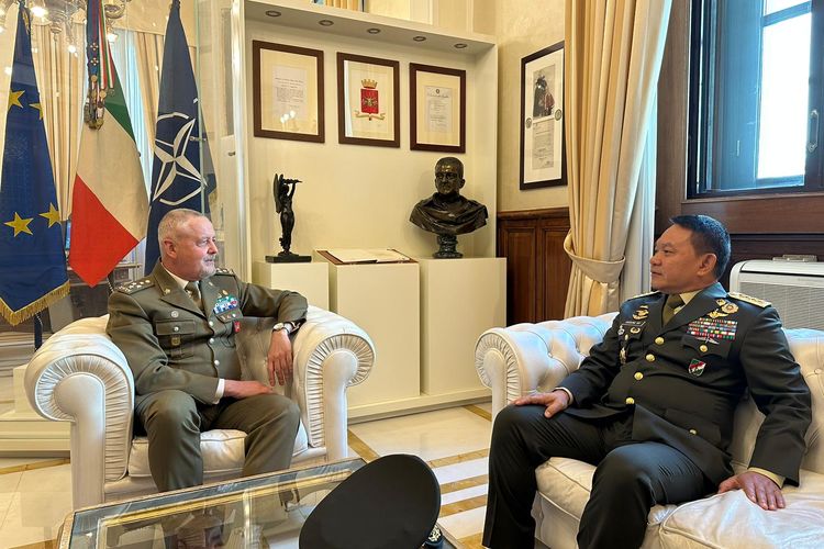 Kepala Staf TNI Angkatan Darat (AD) Jenderal Dudung Abdurachman kunjungan kehormatan kepada Kepala Staf AD Italia Lieutenant General  Pietro Serino di Roma, Italia, pada Senin (29/5/2023).
