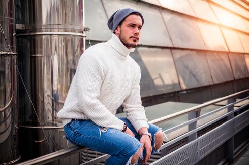 6 Rekomendasi Sweater Laki-laki Branded Agar Tampil Stylish 