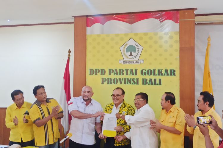 Ketua DPD Golkar Nyoman Sugawa Korry saat menyerahkan surat rekomendasi pencalonan De Gadjah-PAS di Kantor DPD Golkar Bali, Kota Denpasar, pada Selasa (27/8/2024). Kompas.com/ Yohanes Valdi Seriang Ginta