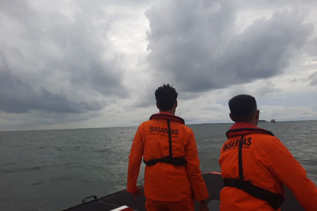 Tim SAR gabungan mencari keberadaan satu nelayan yang menghilang setelah kapal ikan mengalami kecelakaan karena badai di Perairan sekitar Pulau Bokor, Kepulauan Seribu, Sabtu (20/1/2024).