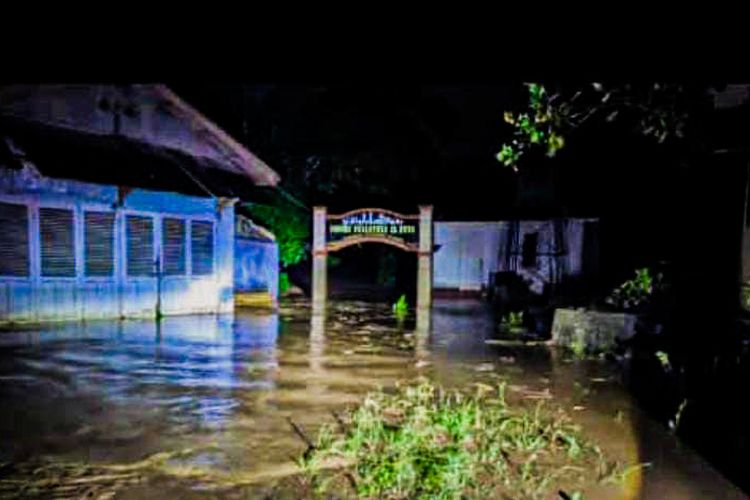 Banjir bandang menerjang Desa Cibemda, Kecamatan Cipongkor, Kabupaten Bandung Barat (KBB), Jawa Barat, Minggu (24/3/2024).