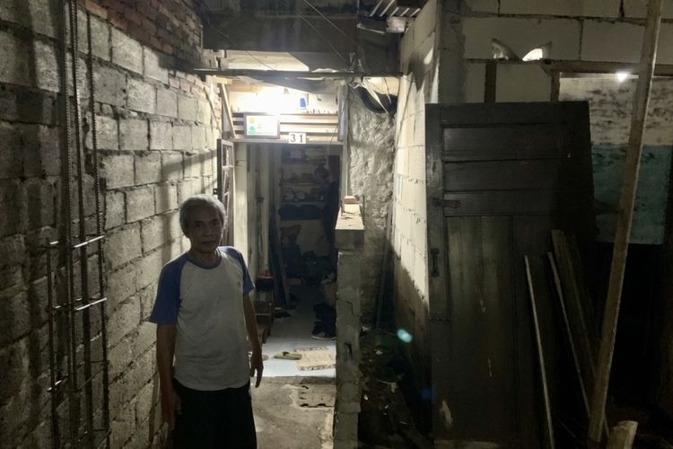 Kisah Lansia di Jaktim Terancam Terkurung di Rumah Sendiri...