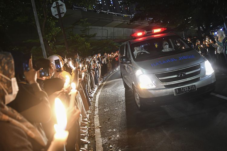 Sejumlah tenaga kesehatan membawa lilin untuk memberi penghormatan terakhir kepada mendiang Liza Putri Noviana di Rumah Sakit Darurat COVID-19 (RSDC) Wisma Atlet Kemayoran, Jakarta, Kamis (24/6/2021). Liza merupakan tenaga kesehatan pertama di RSDC yang meninggal dunia karena terpapar COVID-19.