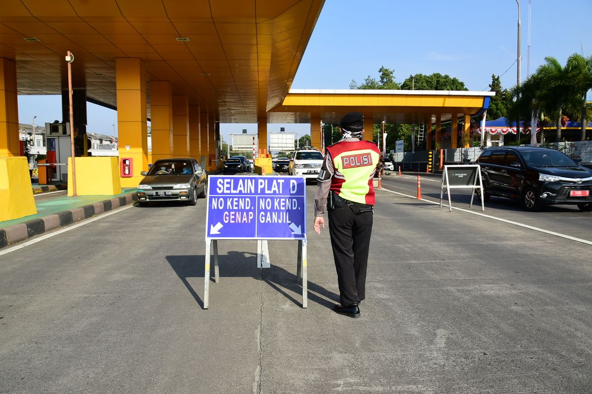 Polisi menerapkan ganjil genap di Tol Pasteur, Bandung, Jawa Barat, Jumat (3/9/2021). 