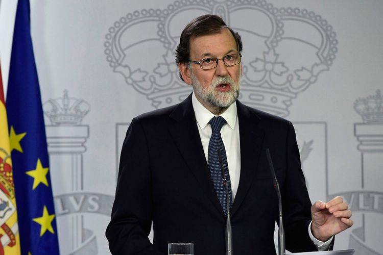 Perdana Menteri Spanyol Mariano Rajoy berbicara dalam sebuah konferensi pers di Istana La Moncloa di Madrid, Spanyol, Minggu (1/10/2017), pada hari referendum kemerdekaan Catalonia. Pemerintah Spanyol menentang referendum Catalonia dan melarang pelaksanaan pemungutan suara yang berakhir kericuhan antara otoritas keamanan dan warga.