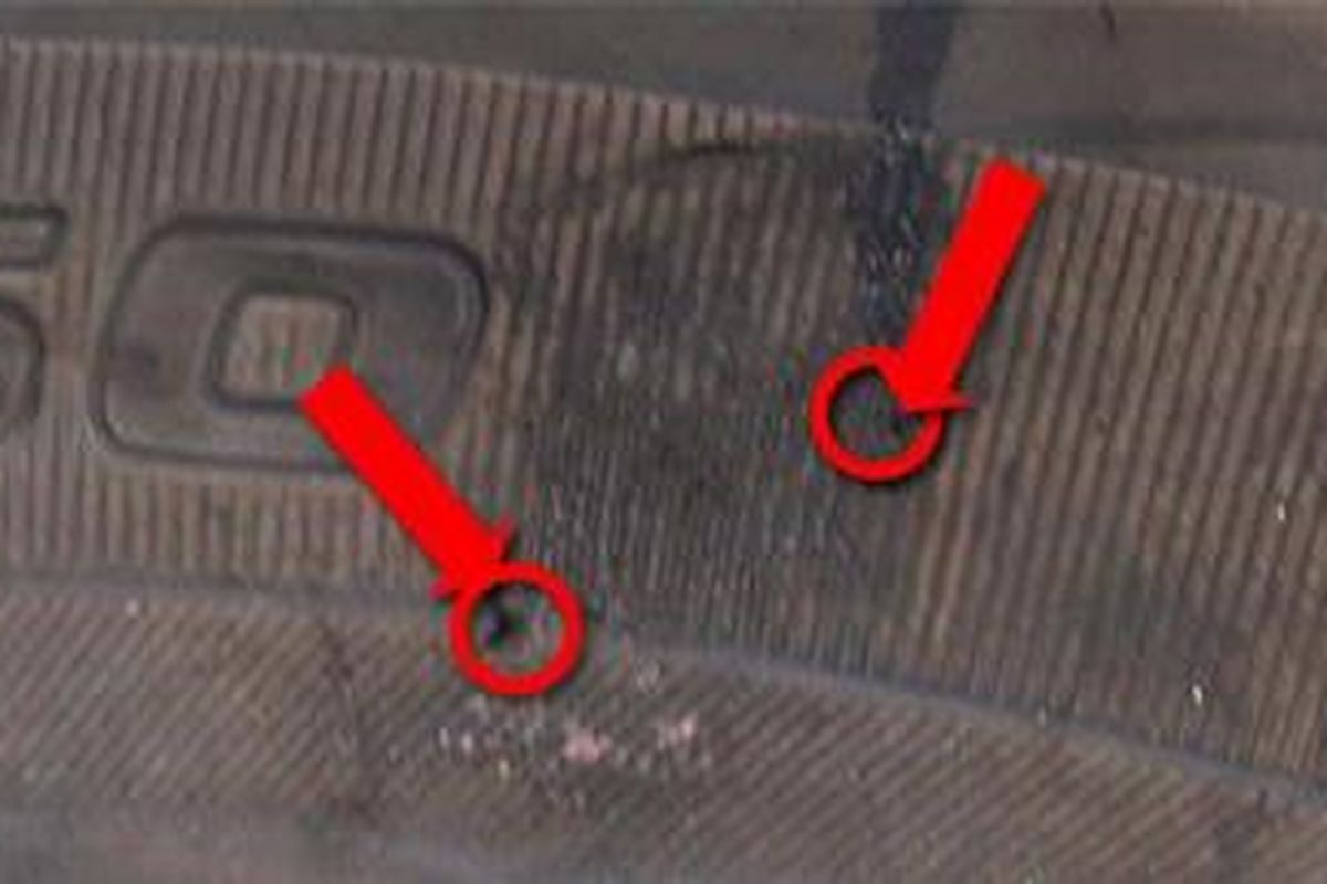 Dinding ban yang ditusuk (lingkaran dan tanda panah) dan menyebabkan kebocoran. Masih bisa ditambal!