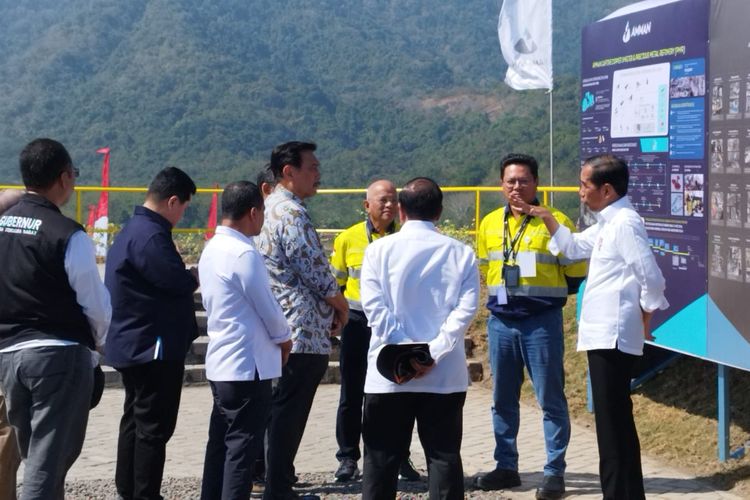 Presiden Joko Widodo saat meninjau pembangunan pabrik smelter di Kabupaten Sumbawa Barat, NTB, Selasa (20/6/2023)
