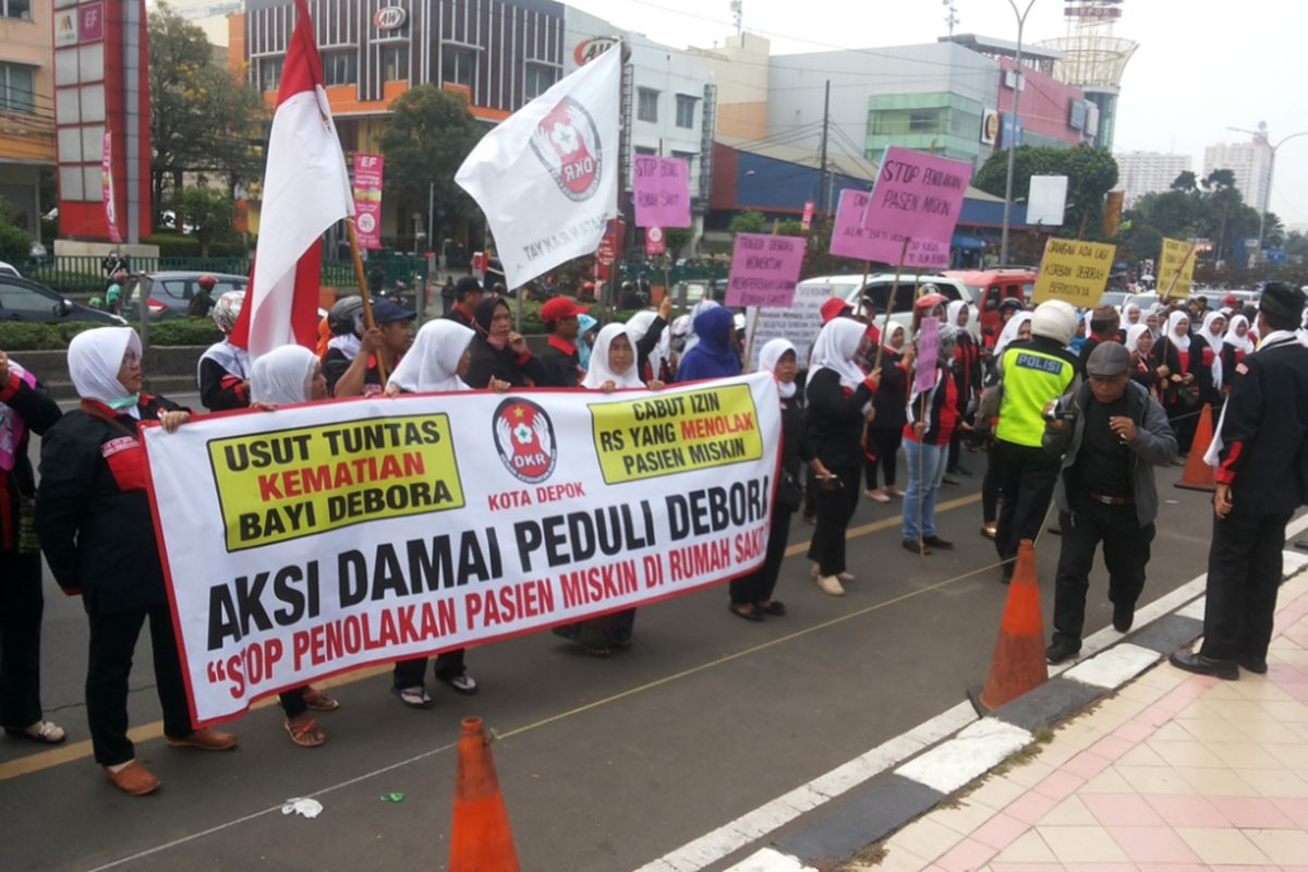 Sekelompok masyarakat yang menamakan diri Dewan Kesehatan Rakyat (DKR) Kota Depok mengadakan aksi damai peduli Debora, Jumat (15/9/2017). Pada kesempatan tersebut, para demonstran sempat berunjuk rasa di depan RS Mitra Keluarga Depok yang berlokasi di Jalan Margonda.