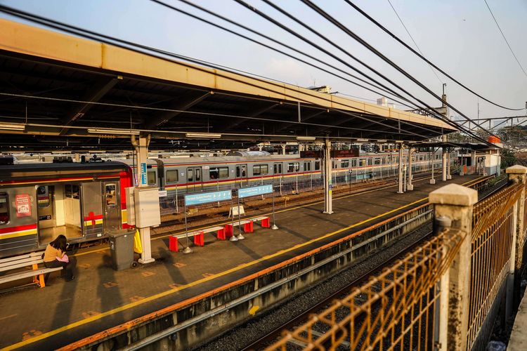 Suasana Stasiun Tanah Abang pasca rekayasa perjalanan KRL di Tanah Abang, Jakarta Pusat, Jumat (7/5/2021). PT Kereta Api Indonesia (Persero) membatasi kapasitas tempat duduk penumpang menjadi 80 persen untuk KA Jarak Jauh dan 70 persen untuk KA Lokal. Pembatasan ini untuk menciptakan physical distancing (menjaga jarak) antar penumpang di tengah lonjakan kasus Covid-19 akibat varian Omicron.