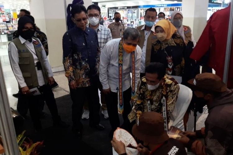 Pengunjung melihat proses membatik di booth Putra Kedaton. 