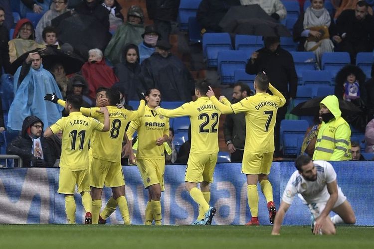 Para pemain Villarreal merayakan gol Pablo Fornals ke gawang Real Madrid pada pertandingan La Liga di Stadion Santiago Bernabeu, Sabtu (13/1/2018).