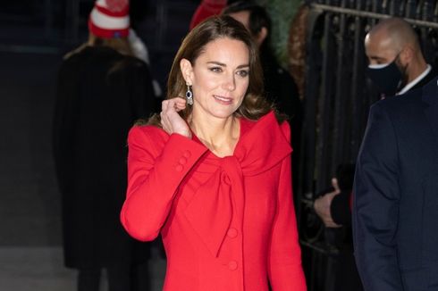 Kate Middleton Tampil Memukau dalam Balutan Busana Serba Merah