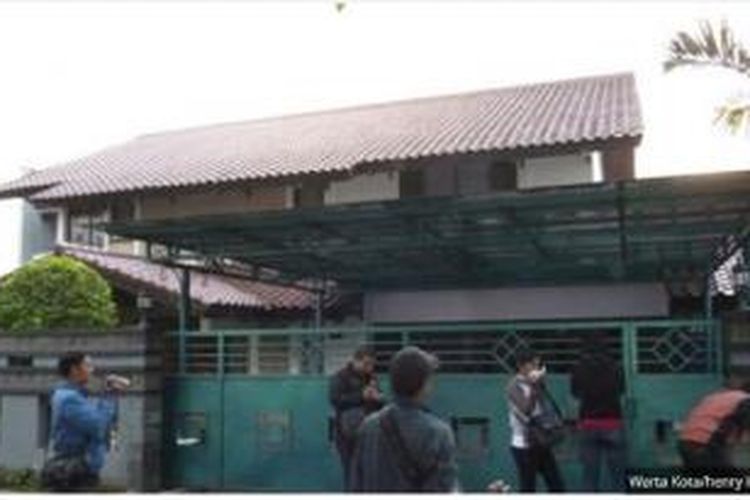 Rumah yang disebut pernah dimiliki politisi Partai Demokrat Sutan Bathoegana tetapi sudah dijual lagi seharga Rp 11 miliar, di kawasan Cinere, Depok, Jawa Barat. Gambar diambil pada Kamis (18/9/2014)