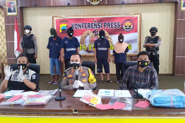 Para tersangka dugaan penganiayaan yang mengakibatkan meninggalnya bocah A, warga Desa Bejen, dihadirkan saat gelar perkara di Mapolres Temanggung, Jawa Tengah, Rabu (19/5/2021).