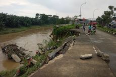 Turap Jalan Raya Cipendawa di Bekasi Amrol akibat Terkikis