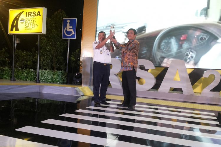 Kepala Dinas Perhubungan Kota Surabaya Irvan Wahyudrajad (kanan) saat menerima penghargaan sebagai Excellent City dalam ajang Indonesia Road Safety Award 2017, di Jakarta, Kamis (7/12/2017).