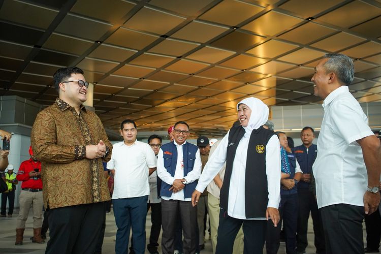 Gubernur Jawa Timur, Khofifah Indar Parawansa, saat mengunjungi proyek pembangunan Bandara Dhoho Kediri, Jawa Timur, Jumat (1/12/2023).