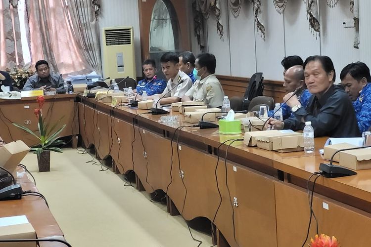 Rapat jajak pendapat antara peternak, OPD, dan Anggota DPRD membahas ancaman kerugian peternak Nunukan Kaltara akibat banyaknya pasokan daging ayam beku dari luar daerah