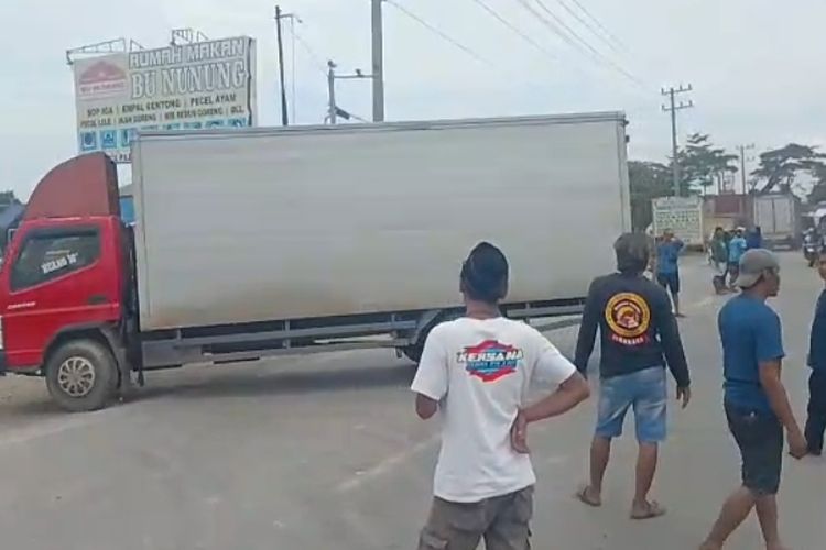 Demo Protes Kebijakan soal ODOL, Sopir Truk di Brebes Sweeping Truk yang Melintas