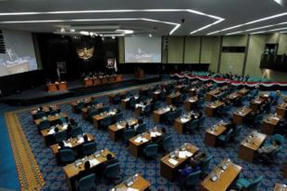 Suasana rapat paripurna dengan agenda pandangan fraksi-fraksi di DPRD DKI Jakarta terhadap pengunduran diri Joko Widodo, di Gedung DPRD DKI Jakarta, Senin (6/10/2014). Dalam rapat paripurna ini semua fraksi di DPRD DKI Jakarta menerima pengunduran diri Joko Widodo.