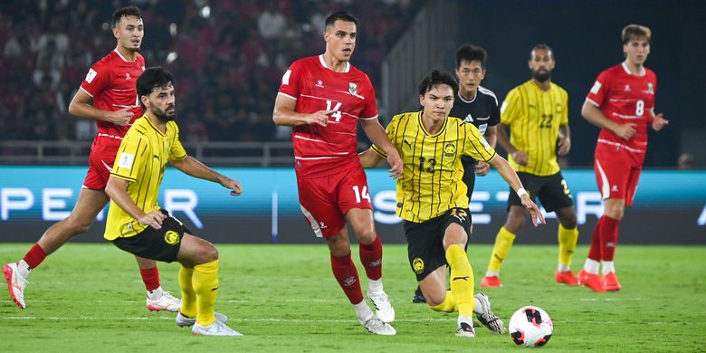Gelandang Timnas Indonesia Joey Pelupessy berjibaku di tengah lapangan menahan gempuran demi gempuran Malaysia dalam pertandingan lanjutan Grup A FIFA ASEAN Cup 2026, Senin (28/9/2026) di Stadion Utama Gelora Bung Karno, Senayan, Jakarta.