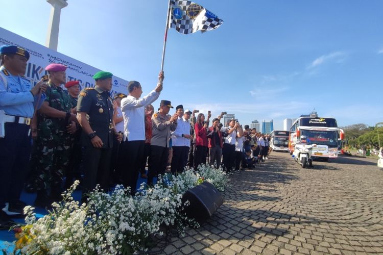 Penjabat Gubernur DKI Jakarta, Heru Budi Hartono telah melepas keberangkatan para peserta mudik gratis pada Lebaran 2023 di Silang Monumen Nasional (Monas), Gambir, Jakarta Pusat, Senin (17/4/2023) pagi. 
