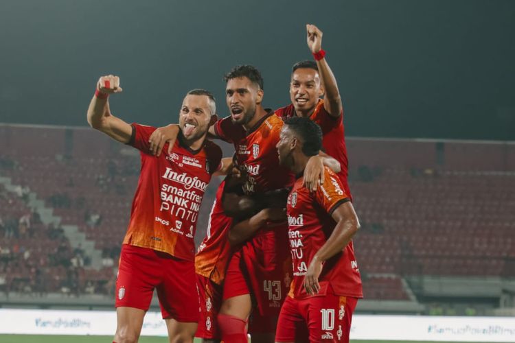 Pemain Bali United Ilija Spasojevic dan Willian Pacheco menyumbang gol saat pertandingan pekan 3 Liga 1 2022-2023 melawan RANS Nusantara FC yang berakhir dengan skor 3-2 di Stadion Kapten I Wayan Dipta Gianyar, Kamis (4/8/2022) malam. Artikel ini berisi hasil laga tunda pekan ke-21 Arema FC vs Bali United
