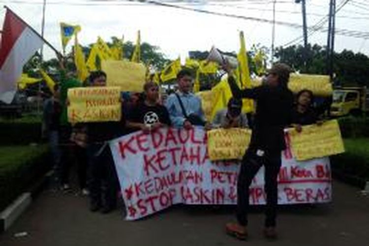 Sekitar seratus mahasiswa dari PMII Cabang Bandung berunjuk rasa di depan Kantor Bulog Ddivre V Jabar menuntut penghentian raskin dan impor beras.