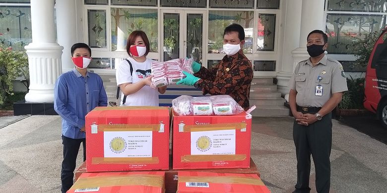 Wali Kota Madiun Maidi menerima bantuan 3.000-an masker kain dari pengusaha toko emas Dinas di Posko Covid-19 Pemkot Madiun, Selasa (19/5/2020).