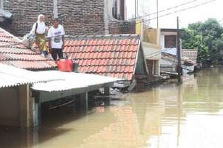 
Banjir itu di antaranya terjadi di Perumahan Total Persada, Gembor, Kecamatan Periuk, Kota Tangerang. Picu kemacetan dan kelumpuhan arus lalu lintas.