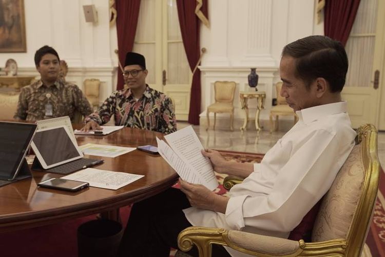 Presiden Joko Widodo saat wawancara khusus dengan tim Kompas.com di Ruang Oval, Istana Merdeka, Jakarta, Senin (5/6/2017).