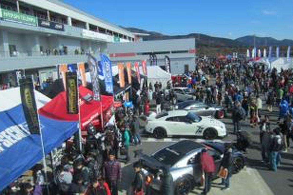 Suasana paddock di Nismo Festival 2015, Fuji Speedway, Shizuoka, Jepang, Minggu (29/11/2015)