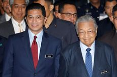 Abaikan Anwar, Azmin Serukan Agar Mahathir Tak Mundur dari Jabatan PM Malaysia