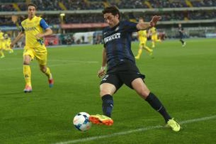 Striker Inter Milan, Diego Milito (kanan) saat berusaha mengamankan bola dalam pertandingan Serie-A pekan ke-38 melawan Chievo Verona di Stadion Marc Antonio Bentegodi, Minggu (18/5/2014). Inter kalah 1-2 pada pertandingan tersebut. 